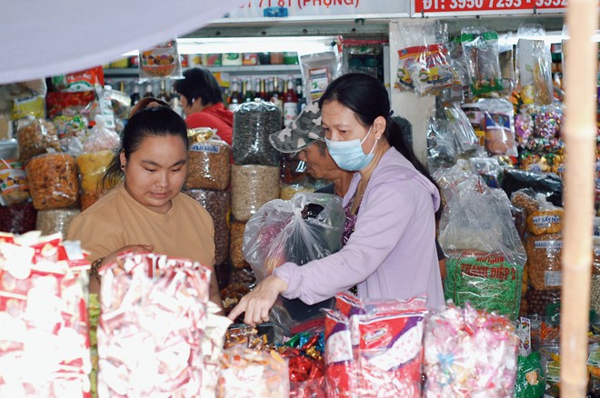 Chợ B&igrave;nh T&acirc;y tấp nập người ra v&agrave;o dịp Tết, tiểu thương vẫn tiếc h&ugrave;i hụi cảnh đ&ocirc;ng đ&uacute;c nhiều năm trước - Ảnh 6.