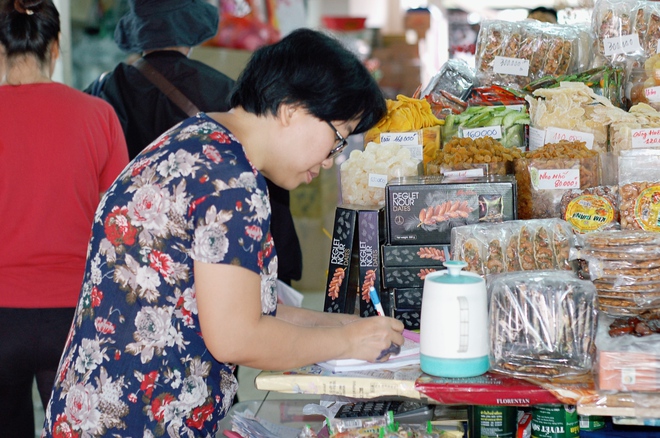 Chợ B&igrave;nh T&acirc;y tấp nập người ra v&agrave;o dịp Tết, tiểu thương vẫn tiếc h&ugrave;i hụi cảnh đ&ocirc;ng đ&uacute;c nhiều năm trước - Ảnh 5.