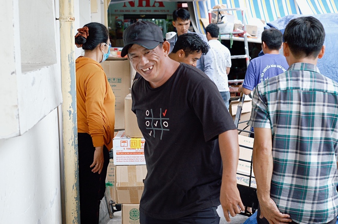 Chợ B&igrave;nh T&acirc;y tấp nập người ra v&agrave;o dịp Tết, tiểu thương vẫn tiếc h&ugrave;i hụi cảnh đ&ocirc;ng đ&uacute;c nhiều năm trước - Ảnh 4.
