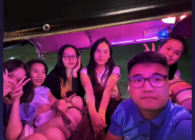 Gia đ&igrave;nh cầu thủ tranh thủ trải nghiệm tại Th&aacute;i Lan trước ng&agrave;y cổ vũ ĐT Việt Nam thi đấu - Ảnh 4.