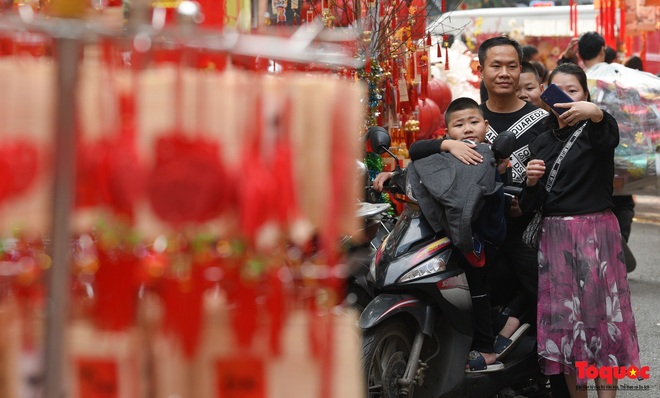 Du khách nước ngoài thích thú với chợ hoa Hàng Lược - Ảnh 20. Du khách nước ngoài thích thú với chợ hoa Hàng Lược - Ảnh 20.