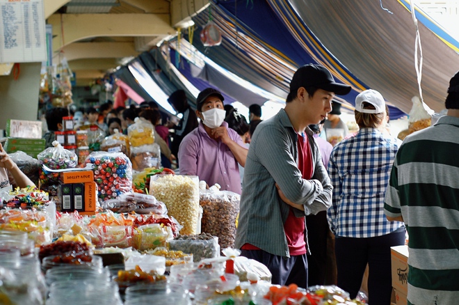 Chợ B&igrave;nh T&acirc;y tấp nập người ra v&agrave;o dịp Tết, tiểu thương vẫn tiếc h&ugrave;i hụi cảnh đ&ocirc;ng đ&uacute;c nhiều năm trước - Ảnh 17.