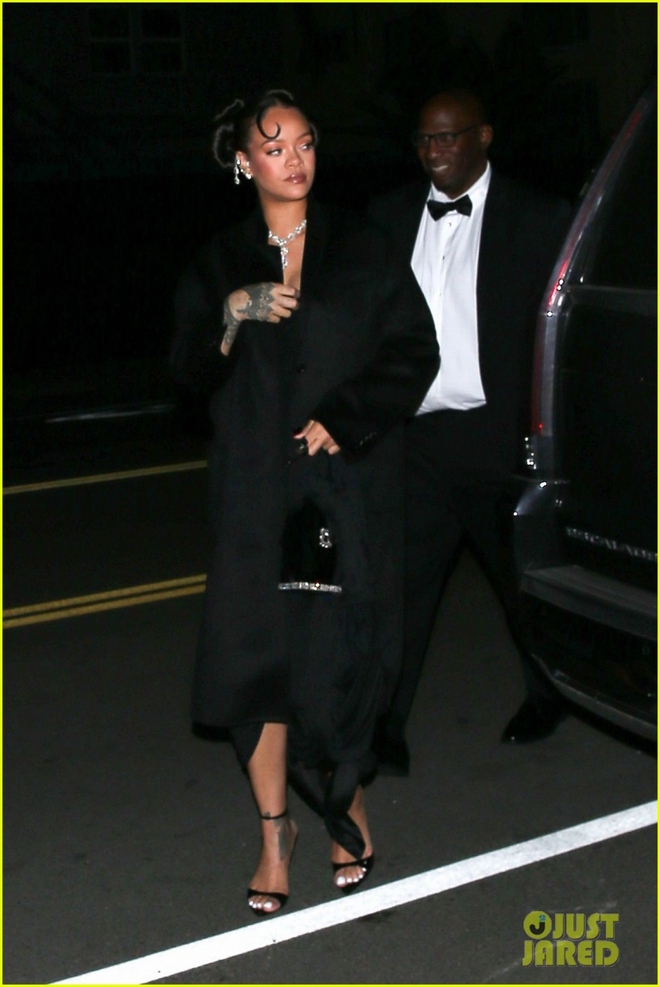 Rihanna và bạn trai rapper lên đồ tông xuyệt tông hẹn hò ăn tối lãng mạn - Ảnh 4.