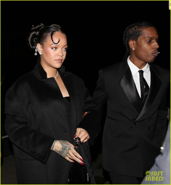 Rihanna và bạn trai rapper lên đồ tông xuyệt tông hẹn hò ăn tối lãng mạn - Ảnh 1.