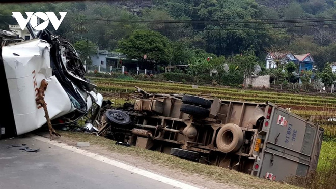 Hai xe tải đấu đầu, lật nghiêng trên Quốc lộ 6 ngày giáp Tết - Ảnh 3.