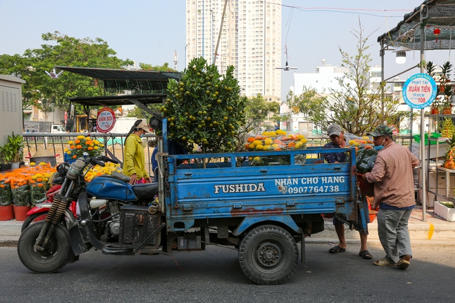 Những chiếc thuyền hoa cập bến Bình Đông, không khí Tết ở TP.HCM đã đến rất gần - Ảnh 17.