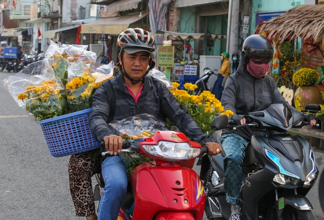 Những chiếc thuyền hoa cập bến Bình Đông, không khí Tết ở TP.HCM đã đến rất gần - Ảnh 16.