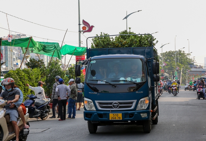 Những chiếc thuyền hoa cập bến Bình Đông, không khí Tết ở TP.HCM đã đến rất gần - Ảnh 15.