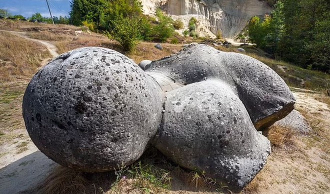 Những tảng đá bí ẩn biết ‘sinh nở’ ở Romania - Ảnh 1.