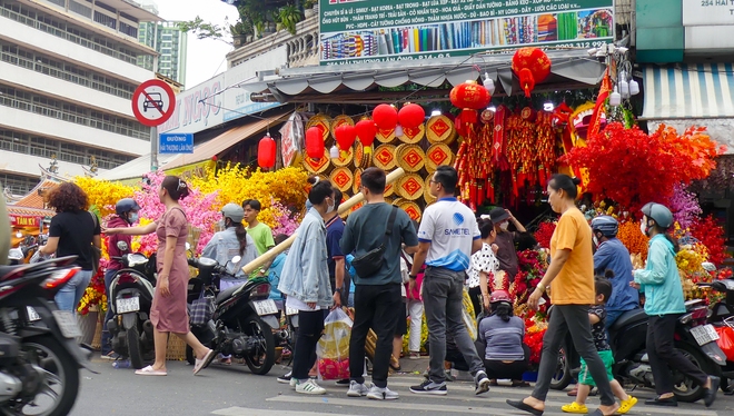 Người Hoa ở TP.HCM đón Tết con thỏ - Ảnh 2.