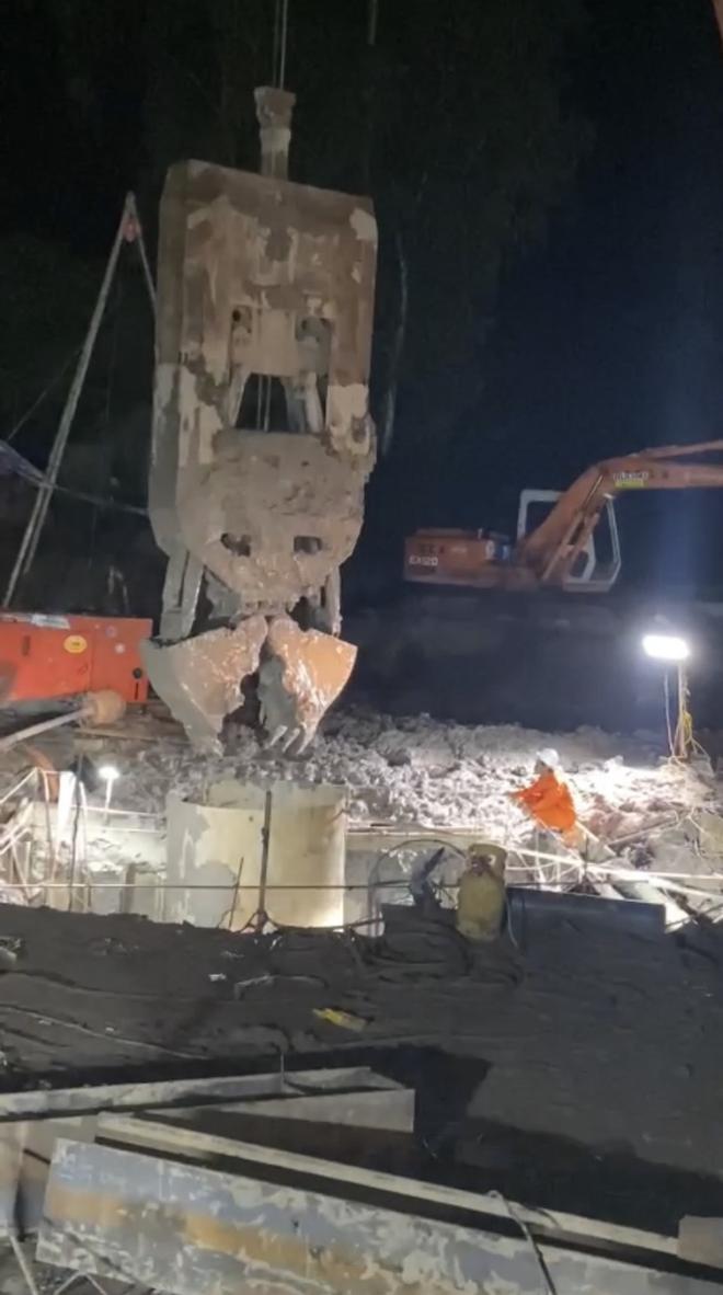 B&eacute; trai lọt xuống trụ b&ecirc; t&ocirc;ng s&acirc;u 35m: Xử l&yacute; xong sự cố đất sụt l&uacute;n - Ảnh 2.