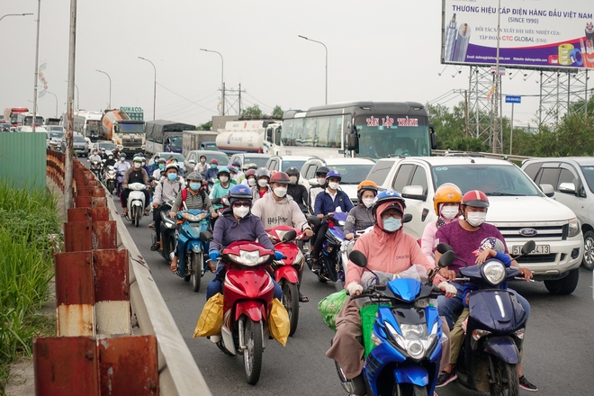 Người dân nhận được món quà bất ngờ từ CSGT TP.HCM trên đường về quê ăn Tết - Ảnh 1.