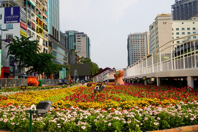 Đường hoa Nguyễn Huệ trước giờ đón khách: Toàn bộ 20 linh vật trong 20 năm qua đã xuất hiện tại đường hoa - Ảnh 7.