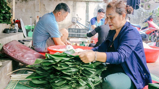 Làng bánh chưng Tranh Khúc tất bật vụ Tết, có gia đình truyền đời nhau qua 4 thế hệ - Ảnh 3.