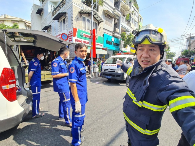 Ảnh: Hiện trường sập cửa hàng Circle K ở TP.HCM khiến một học sinh lớp 9 tử vong - Ảnh 4.