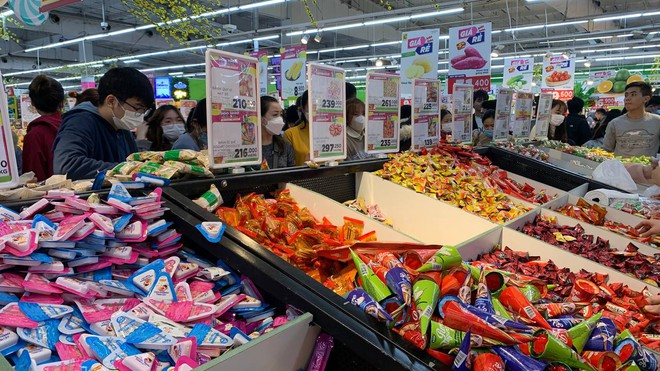 Ra siêu thị mới biết bánh kẹo cân hot thế nào dịp Tết: Người mua đông nườm nượp vì đủ loại, giá thì hợp lý - Ảnh 7.