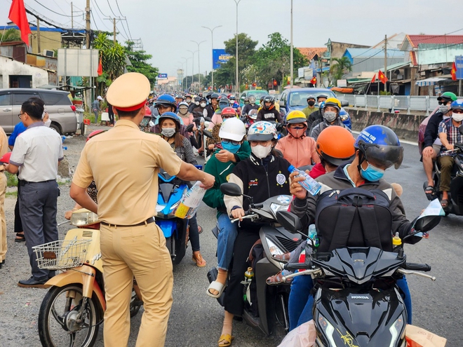 Người dân nhận được món quà bất ngờ từ CSGT TP.HCM trên đường về quê ăn Tết - Ảnh 6.