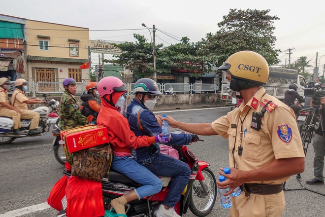 Người dân nhận được món quà bất ngờ từ CSGT TP.HCM trên đường về quê ăn Tết - Ảnh 3.