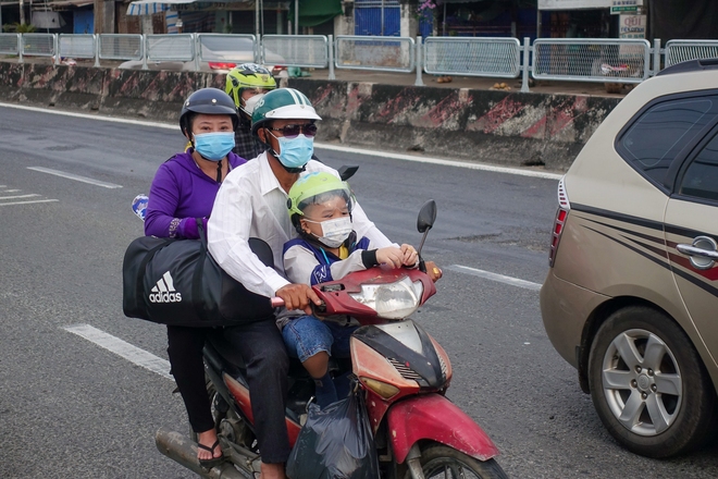 Người dân nhận được món quà bất ngờ từ CSGT TP.HCM trên đường về quê ăn Tết - Ảnh 2.