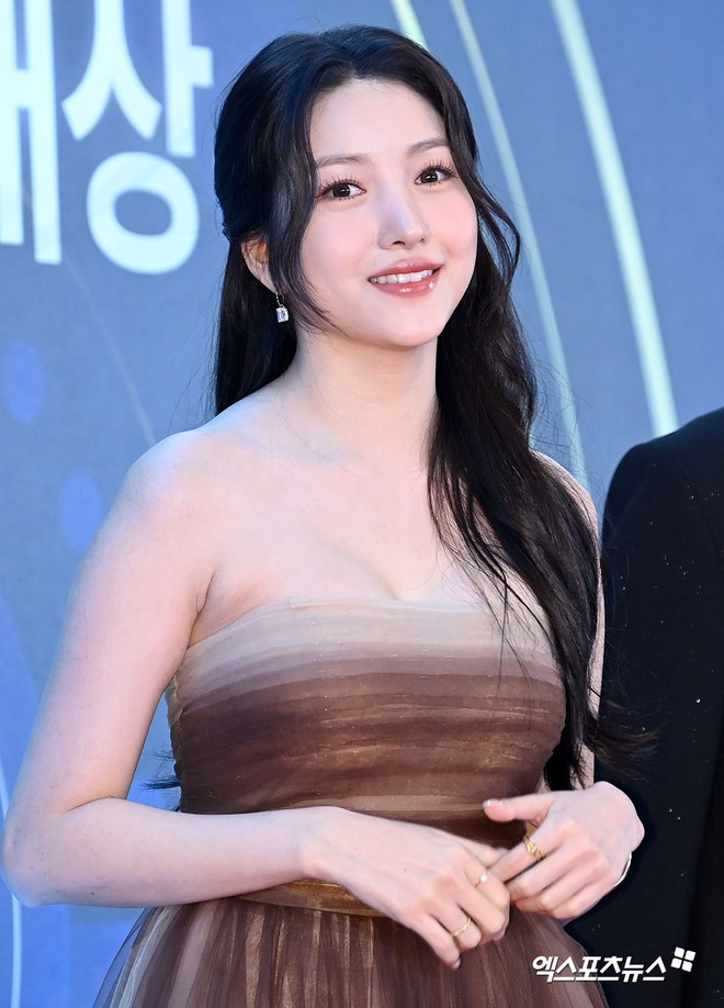 Thảm đỏ Seoul Music Awards: 1 nữ thần diện đồ cắt khoét bốc lửa lấn át IVE - (G)I-DLE, Minho cực soái dẫn đầu dàn sao - Ảnh 12.