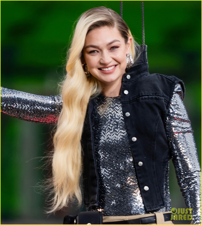 Si&ecirc;u mẫu Gigi Hadid t&aacute;i xuất bụi bặm trong buổi quay quảng c&aacute;o mới - Ảnh 7.