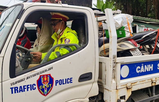 Trên đường về quê ăn Tết, người dân ấm lòng nhận thức ăn, nước uống miễn phí khi qua Đà Nẵng - Ảnh 12.