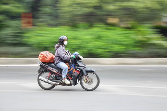 Chiều 28 Tết: Người dân Thủ đô lỉnh kỉnh đồ đạc, hân hoan về quê đón Tết - Ảnh 15.