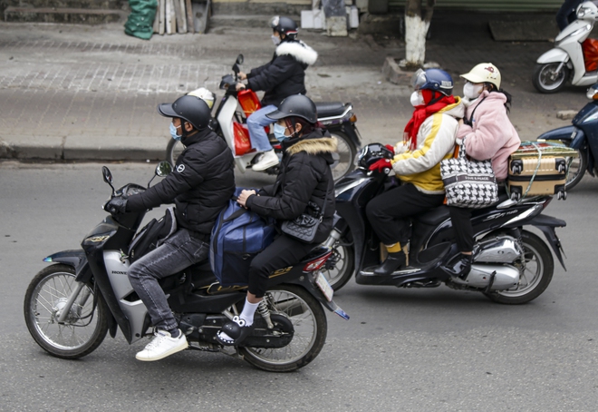 Chiều 28 Tết: Người dân Thủ đô lỉnh kỉnh đồ đạc, hân hoan về quê đón Tết - Ảnh 6.