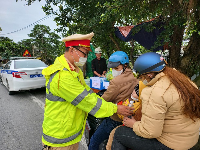 Trên đường về quê ăn Tết, người dân ấm lòng nhận thức ăn, nước uống miễn phí khi qua Đà Nẵng - Ảnh 2.