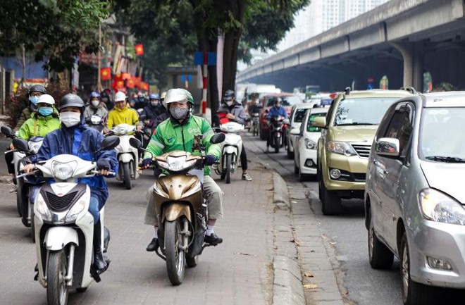 Chiều 28 Tết: Người dân Thủ đô lỉnh kỉnh đồ đạc, hân hoan về quê đón Tết - Ảnh 4.