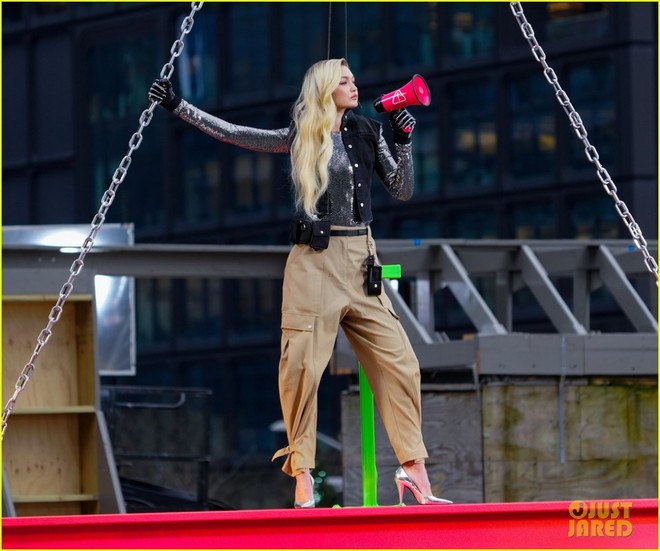 Si&ecirc;u mẫu Gigi Hadid t&aacute;i xuất bụi bặm trong buổi quay quảng c&aacute;o mới - Ảnh 6.