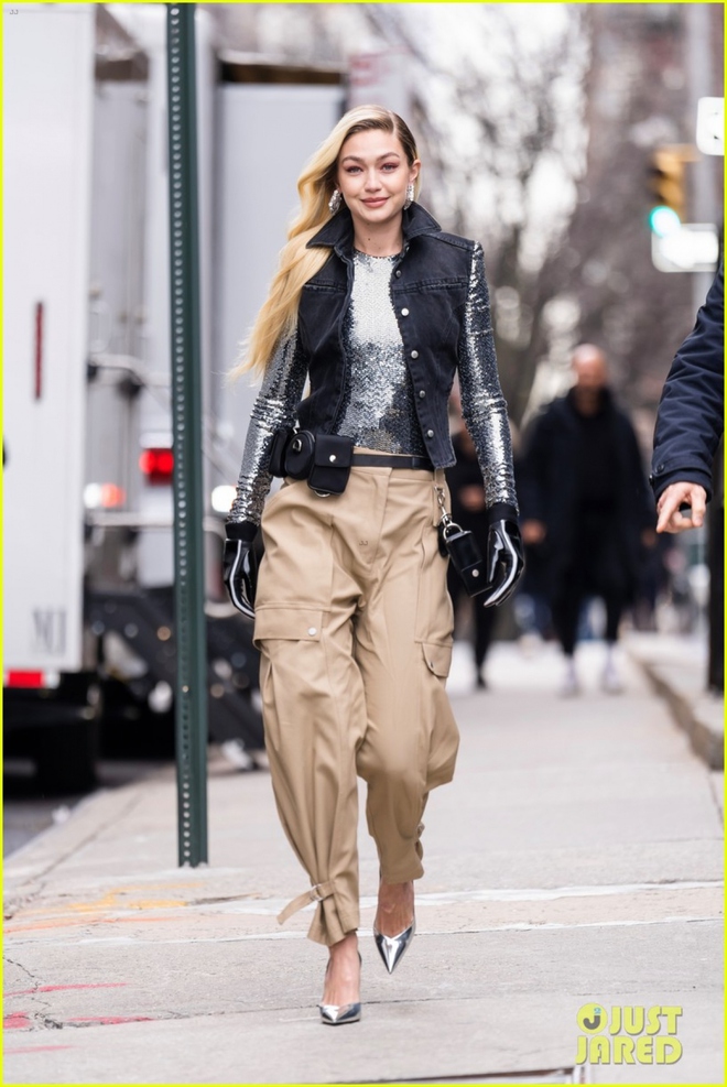 Si&ecirc;u mẫu Gigi Hadid t&aacute;i xuất bụi bặm trong buổi quay quảng c&aacute;o mới - Ảnh 5.