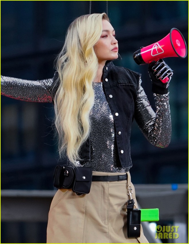 Si&ecirc;u mẫu Gigi Hadid t&aacute;i xuất bụi bặm trong buổi quay quảng c&aacute;o mới - Ảnh 4.