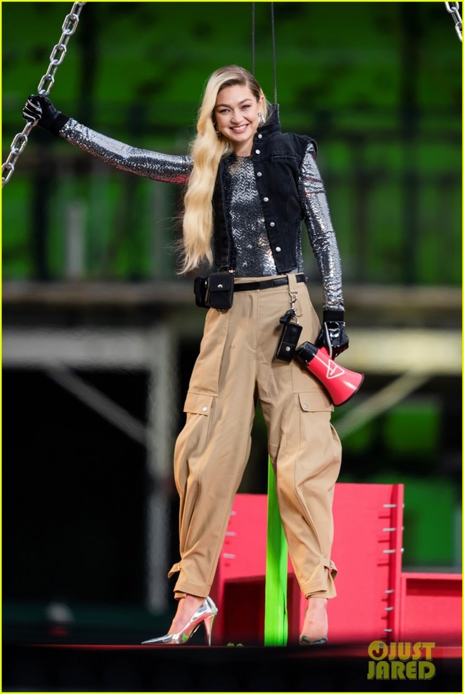 Si&ecirc;u mẫu Gigi Hadid t&aacute;i xuất bụi bặm trong buổi quay quảng c&aacute;o mới - Ảnh 1.