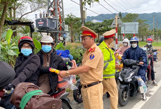 Trên đường về quê ăn Tết, người dân ấm lòng nhận thức ăn, nước uống miễn phí khi qua Đà Nẵng - Ảnh 6.