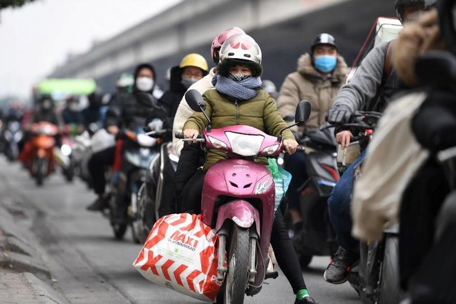 Chiều 28 Tết: Người dân Thủ đô lỉnh kỉnh đồ đạc, hân hoan về quê đón Tết - Ảnh 8.