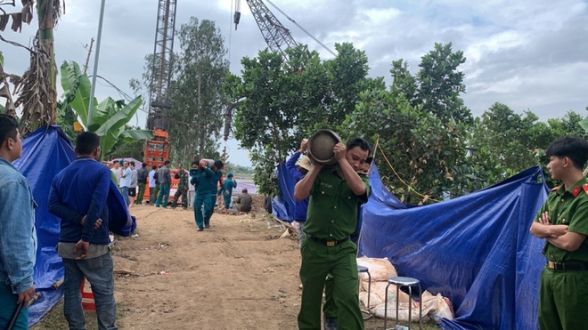 Cha ruột bé trai lọt xuống trụ bê tông vẫn nghe tiếng con kêu cứu khi tới hiện trường - Ảnh 5.