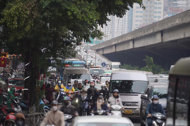 Người dân quay lại thành phố sau kỳ nghỉ lễ: Hà Nội chen cứng, TP.HCM giao thông khá thuận tiện - Ảnh 6.