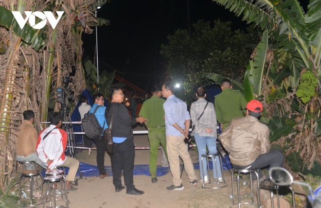 Trắng đ&ecirc;m giải cứu b&eacute; trai lọt xuống trụ b&ecirc; t&ocirc;ng rỗng, s&acirc;u 35m - Ảnh 7.