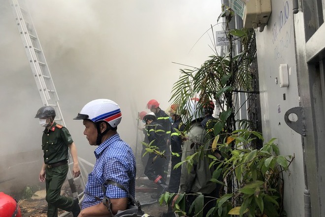 Hình ảnh cháy lớn trong hẻm ở Gò Vấp, 2 người mắc kẹt - Ảnh 4.