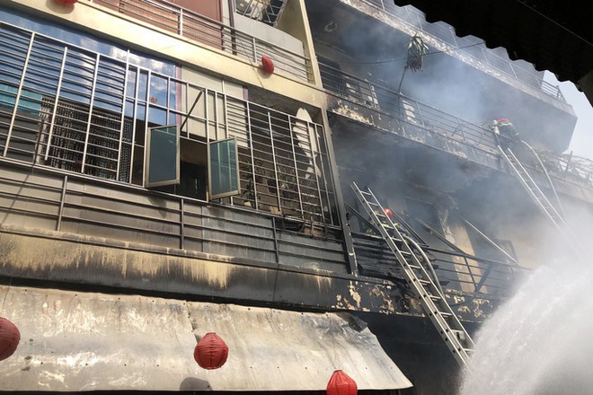 Hình ảnh cháy lớn trong hẻm ở Gò Vấp, 2 người mắc kẹt - Ảnh 3.