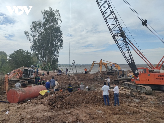 Trắng đ&ecirc;m giải cứu b&eacute; trai lọt xuống trụ b&ecirc; t&ocirc;ng rỗng, s&acirc;u 35m - Ảnh 5.