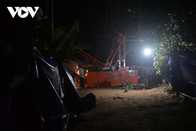 Trắng đ&ecirc;m giải cứu b&eacute; trai lọt xuống trụ b&ecirc; t&ocirc;ng rỗng, s&acirc;u 35m - Ảnh 2.