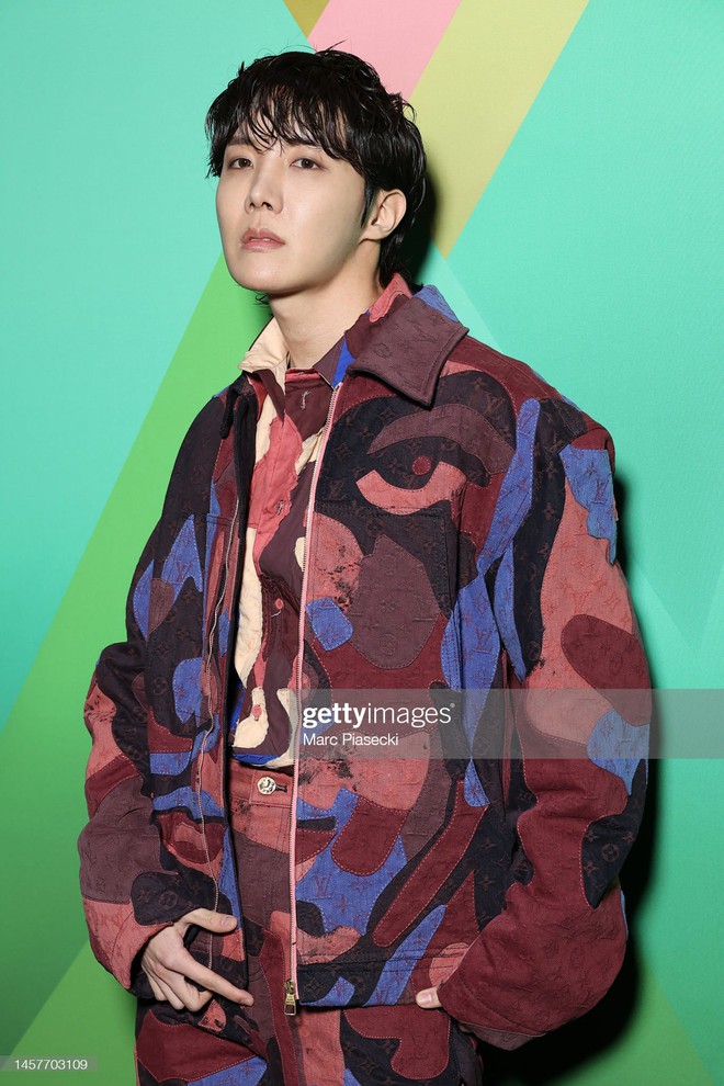 J-Hope (BTS) đại náo Paris Fashion Week, bất ngờ nhất khung hình chung bên CEO quyền lực và tài tử Game Of Thrones đình đám - Ảnh 5.