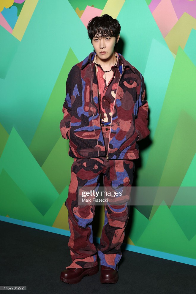 J-Hope (BTS) đại náo Paris Fashion Week, bất ngờ nhất khung hình chung bên CEO quyền lực và tài tử Game Of Thrones đình đám - Ảnh 3.