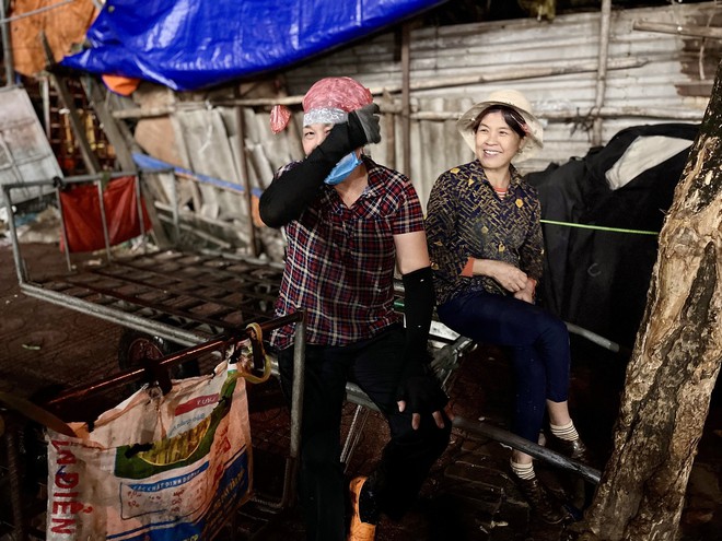 &Aacute;o cộc, ch&acirc;n trần kiếm Tết trong đ&ecirc;m ở chợ hoa quả lớn nhất H&agrave; Nội - Ảnh 10.