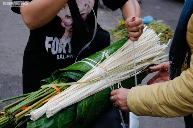 Chợ lá dong lâu đời nhất Hà Nội nhộn nhịp từ sáng đến tối - Ảnh 9.