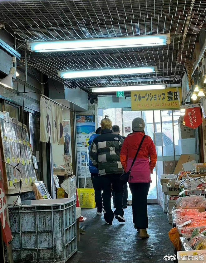 Dàn sao Hoa ngữ rộn ràng ngày giáp Tết: Quan Hiểu Đồng - Lộc Hàm đi du lịch Nhật Bản, vợ chồng Cao Viên Viên khóa môi trên phố - Ảnh 2.