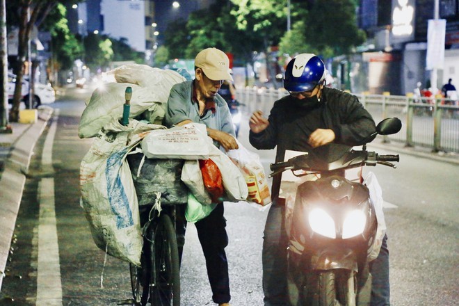 Kh&ocirc;ng c&oacute; nh&agrave; để về, người v&ocirc; gia cư co ro trong đ&ecirc;m S&agrave;i G&ograve;n ng&agrave;y cận Tết - Ảnh 5.