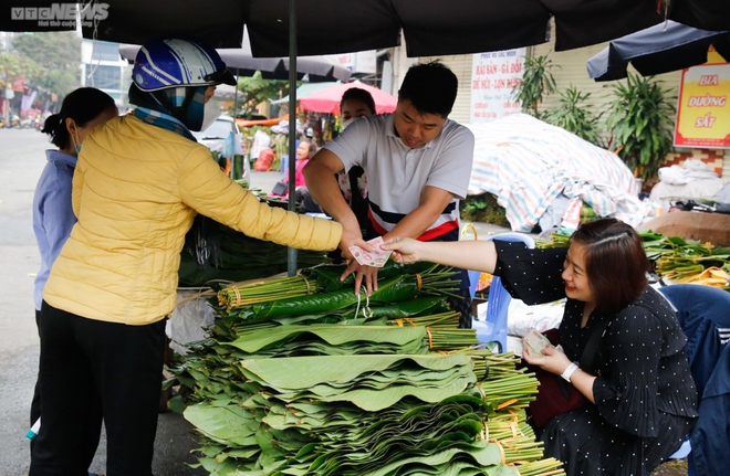 Chợ lá dong lâu đời nhất Hà Nội nhộn nhịp từ sáng đến tối - Ảnh 8.